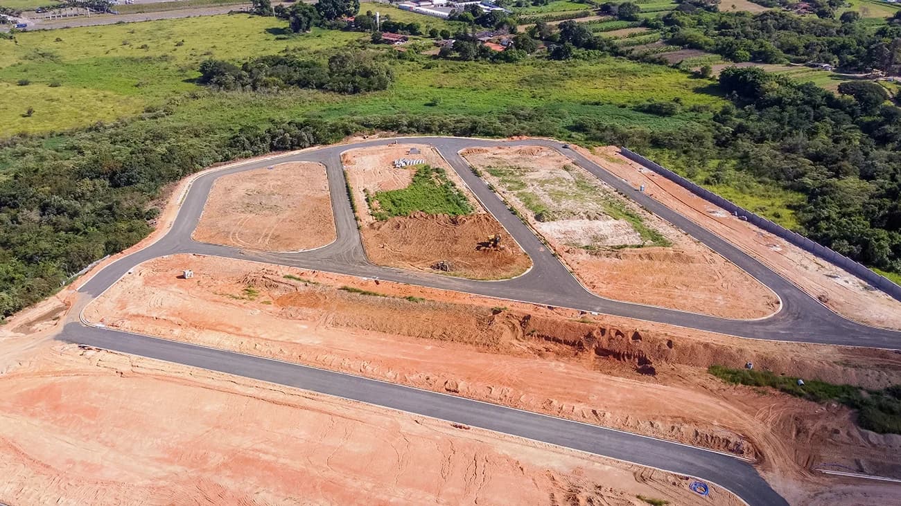Vista aérea das quadras do Reserva Monte Mor com as ruas já asfaltadas